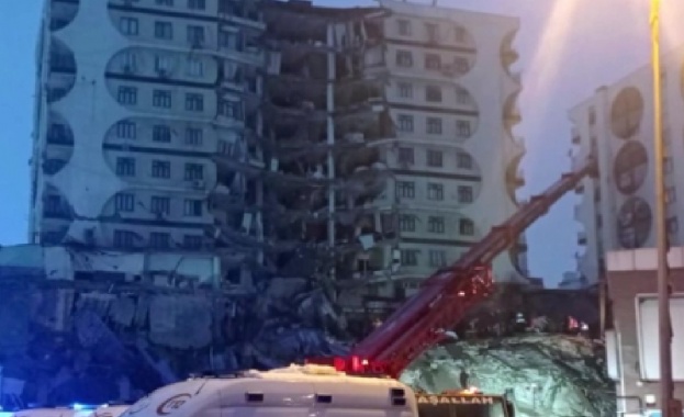 Спасителни екипи продължават да издирват оцелели при разрушителните земетресения хора