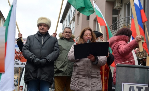 Граждани протестираха срещу спирането на няколко руски телевизии у нас Граждани протестираха срещу спирането на няколко руски телевизии у нас
