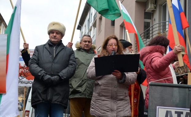 Граждани излязоха на протест пред сградата на Европейската комисия за