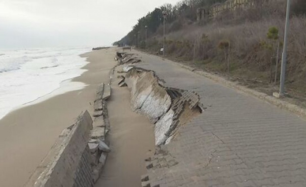 Морската буря от последните дни разруши част от крайбрежната алея