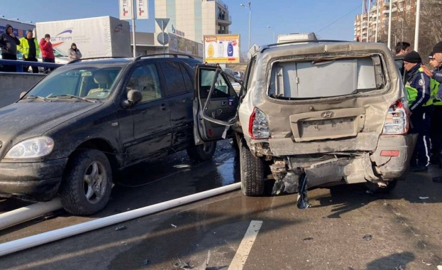 Тежка верижна катастрофа затвори улица Магистрална във Велико Търново част