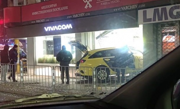 Автомобил се вряза в магазин на мобилен оператор в центъра