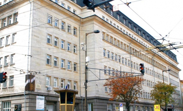 Екип от Университетската Първа МБАЛ воден от началника на клиниката