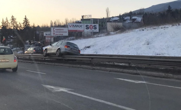 Автомобил успя да се качи върху мантинелата на Околовръстното шосе