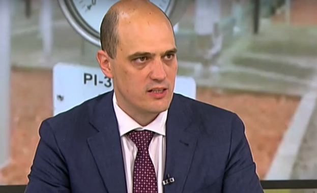 Бащата на Кирил Петков беше ангажиран с търсене на доставчици