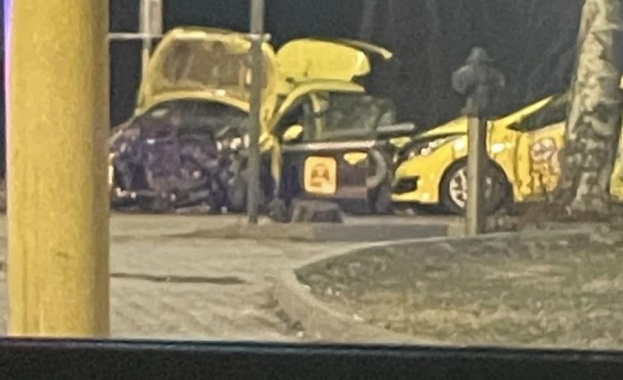 Тежка катастрофа между кола и три таксита е станала на