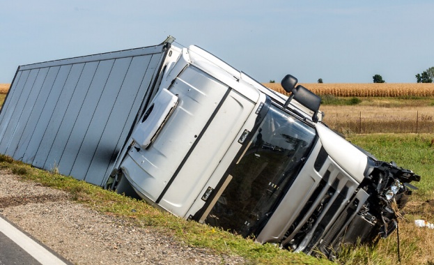Румънски тир с каолин се преобърна и затвори пътя Русе Варна
