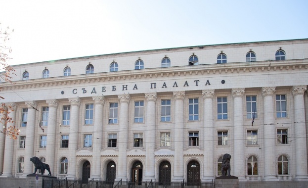 Близки на загинали в катастрофи на протест пред сградата на Съдебната палата в София