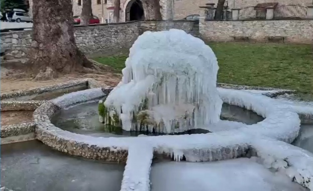 Фонтанът пред Бачковския манастир замръзна Тази сутрин минимални температури са