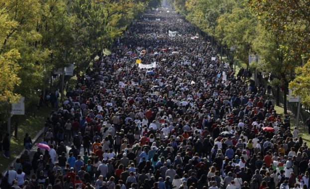 Стотици хиляди испански здравни работници днес протестираха в Мадрид срещу