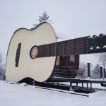 Къща за гости във формата на китара построиха двама IT специалисти в Румъния