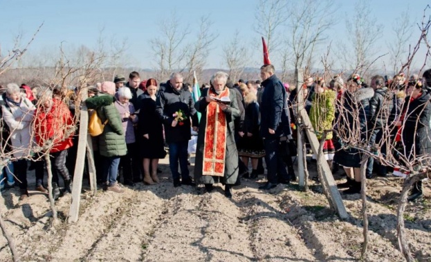 Във Виноградец отбелязаха в аванс Деня на винаря и лозаря
