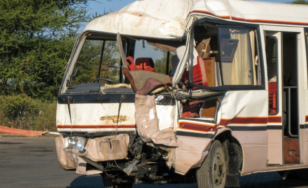 При катастрофа между брониран камион и автобус в Южна Африка
