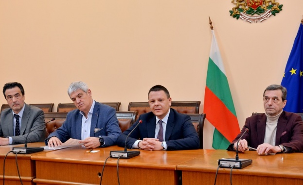 Вицепремиерът Христо Алексиев и лидерите на синдикатите: Споразумението за заплатите в „Български пощи“ е добър знак за разбирателство Вицепремиерът Христо Алексиев и лидерите на синдикатите: Споразумението за заплатите в „Български пощи“ е добър знак за разбирателство