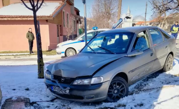 14 годишен открадна кола и катастрофира в стълб на улична мрежа