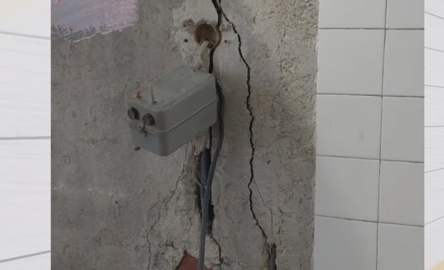 Течащ покрив наводнени стаи напукана мазилка дупки в стените отворени