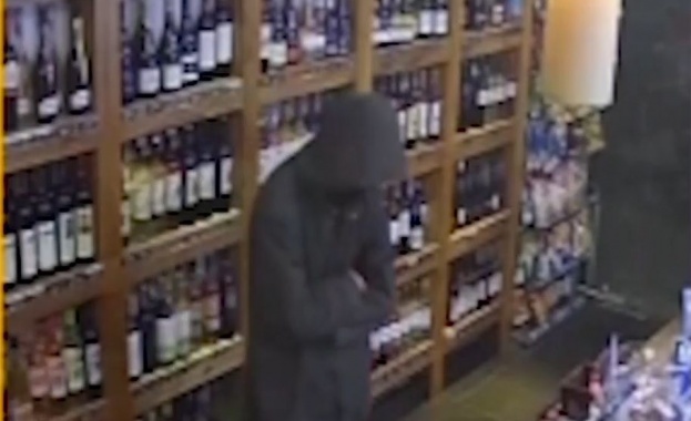 Маскиран крадец с газов пистолет обра магазин в Кърджали Той