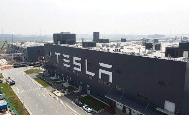 Тесла ще изтегли 362 000 свои автомобила от движение в