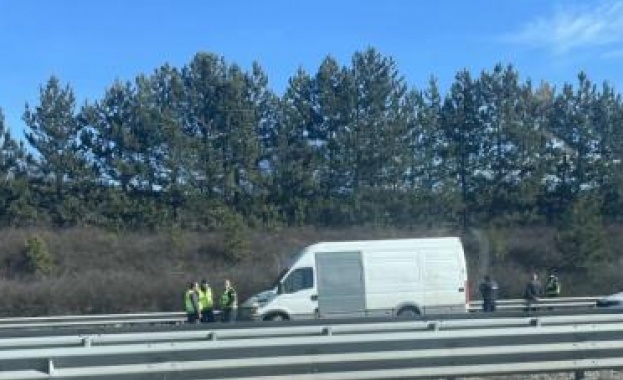 Бус с 43 ма мигранти установи днес полицията на автомагистрала Тракия