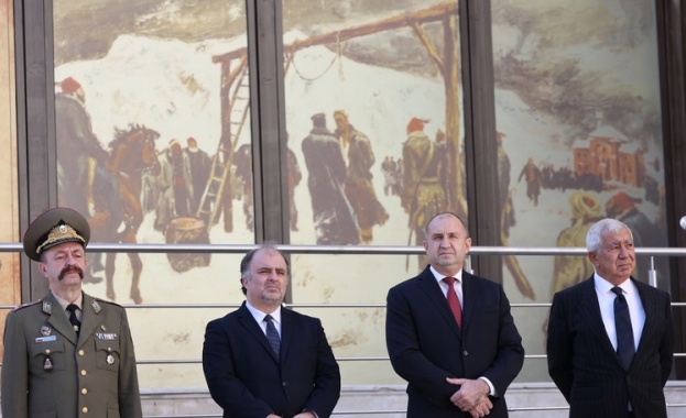 Президентът Румен Радев откри мултимедийна дигитална експозиция Изповедта на Апостола