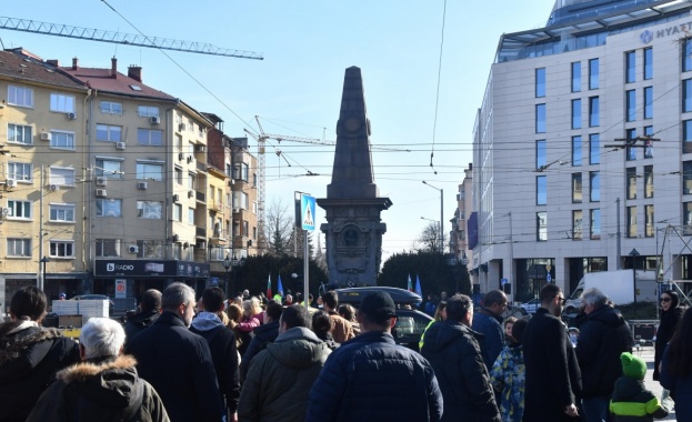 Образува се опашка пред паметника „Васил Левски“ в София