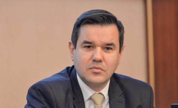 Министърът на икономиката и индустрията Никола Стоянов заминава на работно