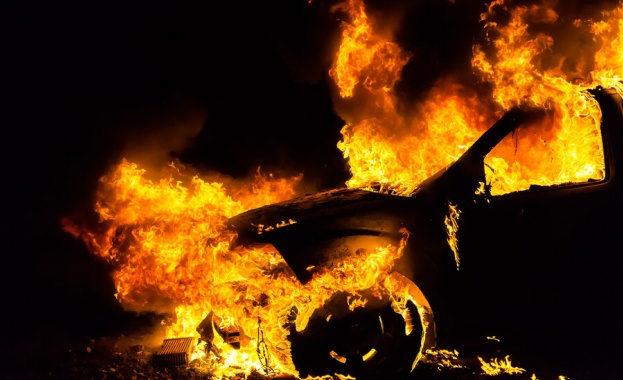 Два офиса и три микробуса са били запалени тази нощ