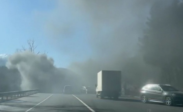 Автомобил се самозапали на пътя Симитли Банско при прохода