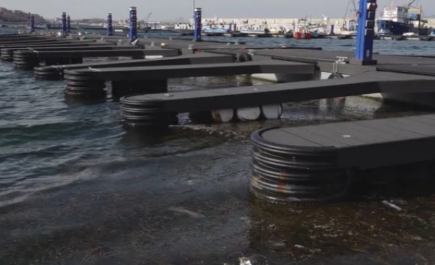 Пристанището на Несебър се разпада след последната морска буря и