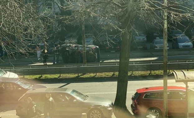 Кола се обърна на столичния бул. “Г. М. Димитров“ и предизвика задръстване