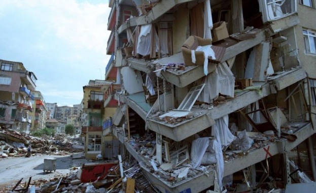 Повече от 164 000 сгради са рухнали или са необитаеми