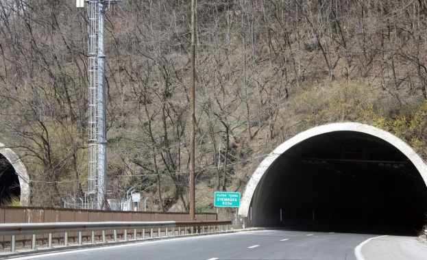 Има множество сигнали за липсващо осветление прогнили кабели неработещи противопожарни