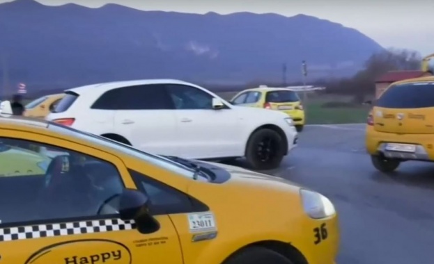 Протест във Враца след катастрофа със загинал таксиметров шофьор Тази