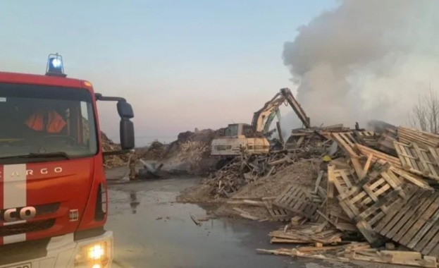 Пожар в склад за палети в Пловдив Сигналът е подаден
