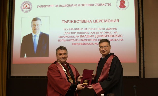 Ректорът връчи на Валдис Домбровскис почетното звание „Доктор хонорис кауза на УНСС“ 
