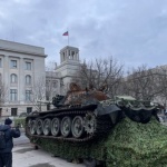 В Берлин пред руското посолство монтираха руски танк, унищожен в Украйна