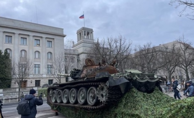 В Берлин пред руското посолство монтираха руски танк, унищожен в Украйна