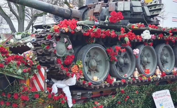 Германците засипаха с цветя унищожен в Украйна танк, монтиран в Берлин (Видео)