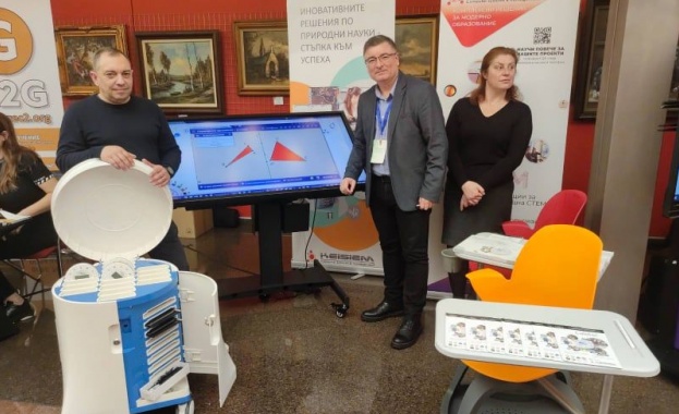 Директорът на СУ Николай Катранов в Свищов Генади Иванов участва