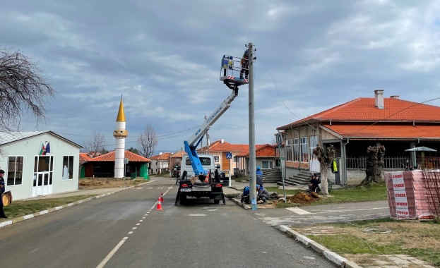 Два пречупени от силния вятър стоманобетонни стълба в шуменското село