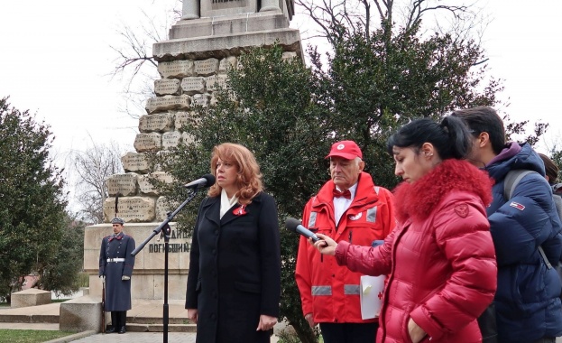 Вицепрезидентът Илияна Йотова участва в традиционното поклонение пред Докторския паметник