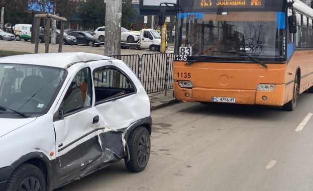 Катастрофа между автобус на градския транспорт и кола в София