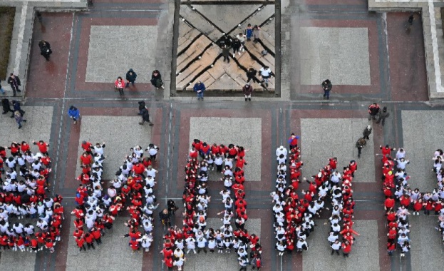 Над 350 деца от видинските училища облечени в бяло и