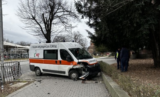 Линейка на Спешна помощ катастрофира на столичния булевард Драган Цанков