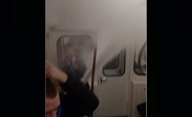 Ултраси пръскаха с пожарогасител във вагон на метрото, пълен с хора