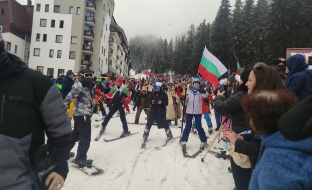 Близо 800 скиори в народни носии се спуснаха с трикольори