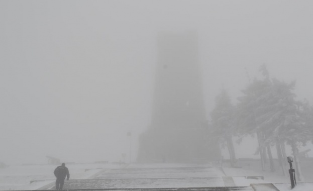 На прохода Шипка времето е облачно пътните настилки са частично
