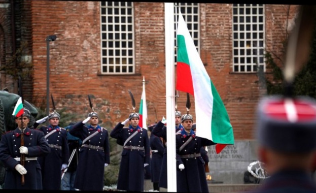 С издигане на националното знаме започна военният церемониал пред Паметника