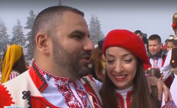 Под съпровода на родопски гайди и пред очите на стотици