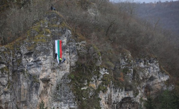 Група млади момчета от Годеч спуснаха и закрепиха българското знаме